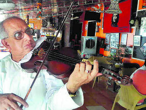 Swapan Sett:Kolkata violinist performs to raise money for ailing wife