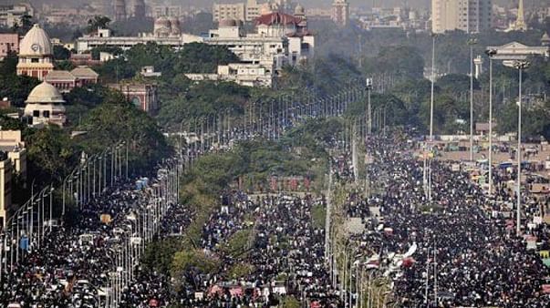 Lakhs of women, kids, men protesting day and night at Marina needsfood