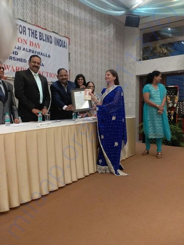 Nilam kursit kanga award by NAB to Minal