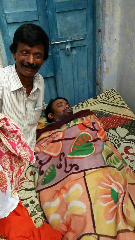 Kiran's father with him during last rites