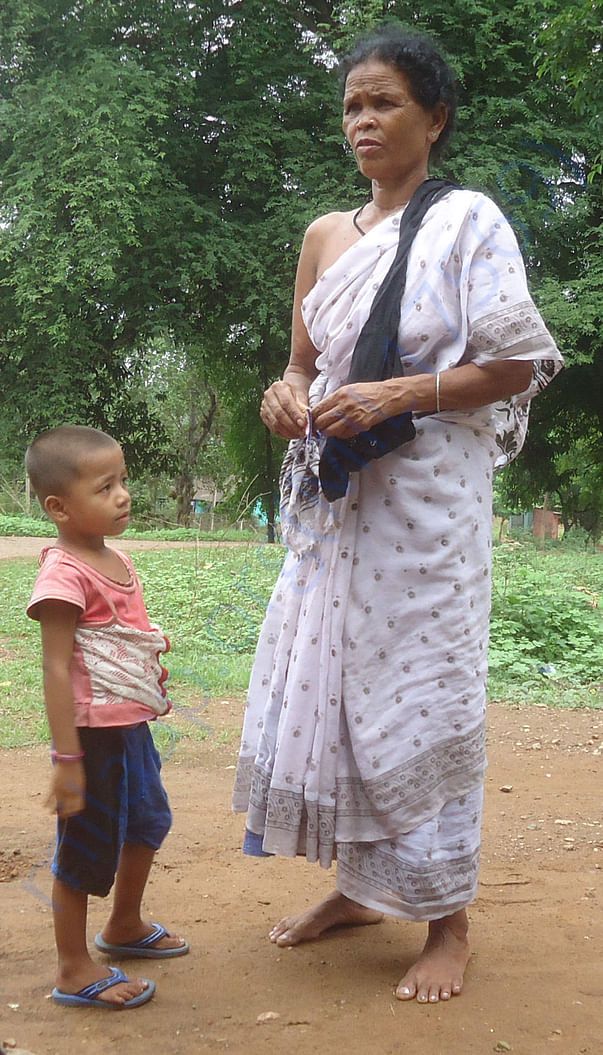 आदिवासी महिला और बच्चा