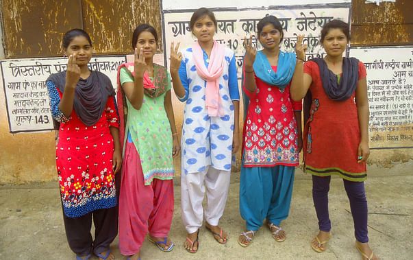 अभियान में साथ निभाकर प्रसन्नता जाहिर करती गांव की लड़कियां