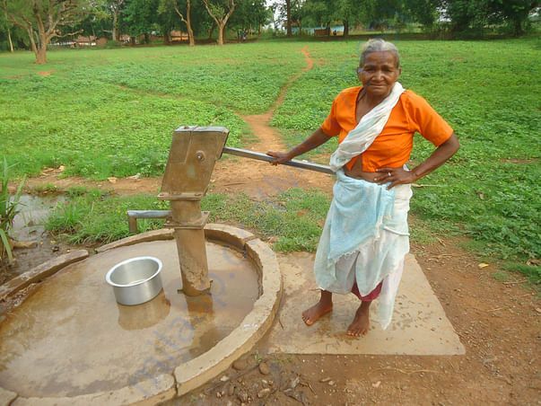 आयरन युक्त पानी पीने को मजबूर हैं गांव के लोग