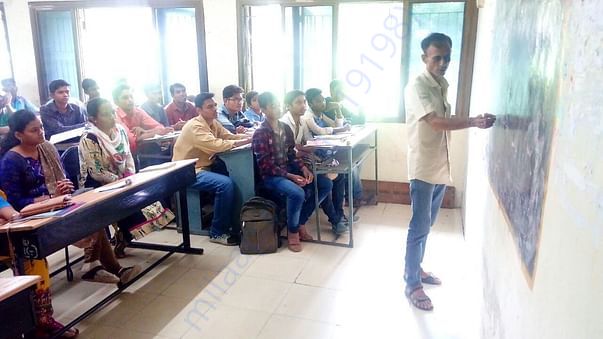 The trustee is teaching students the Smart Education.