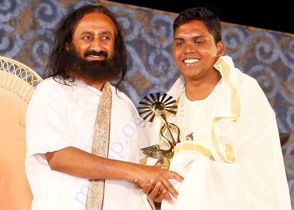 Murugan Receiving Award from Sri Sri Ravisangar