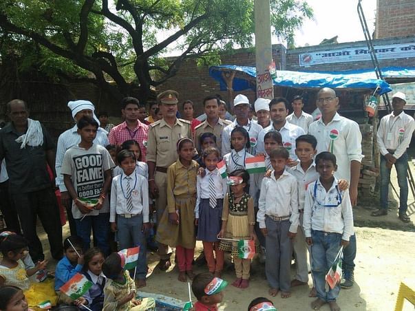 Superintendent of Police encouraging children on Independence Day