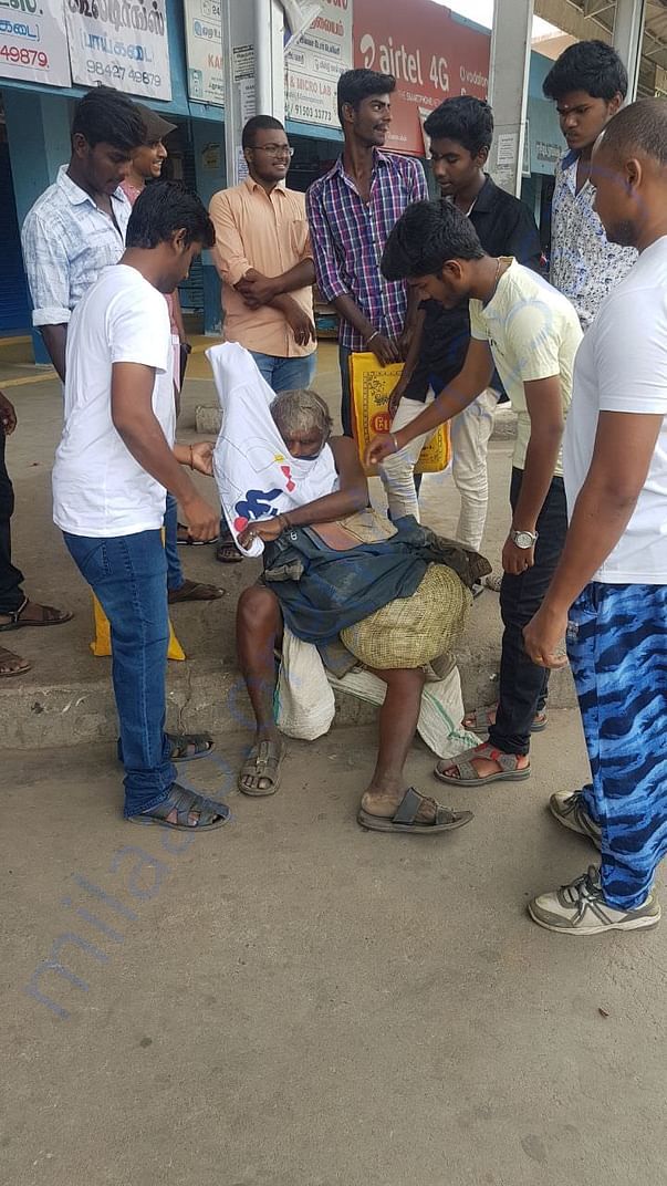 வாசகர்களுக்கு உடை வழங்கும்போது.
