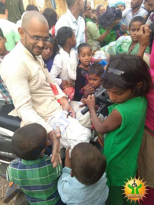 FOUNDER MOHD ANAS WITH COMMUNITY CHILDREN