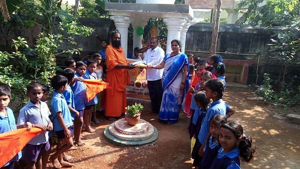 SWAMYJI WITH SCHOOL KIDS