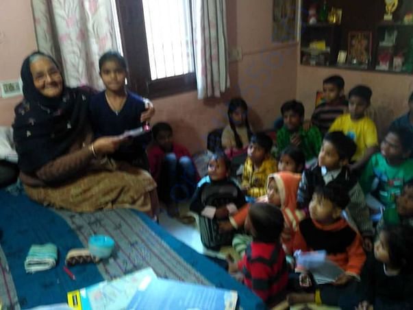 Appreciation time, distributing prizes to one of the performers