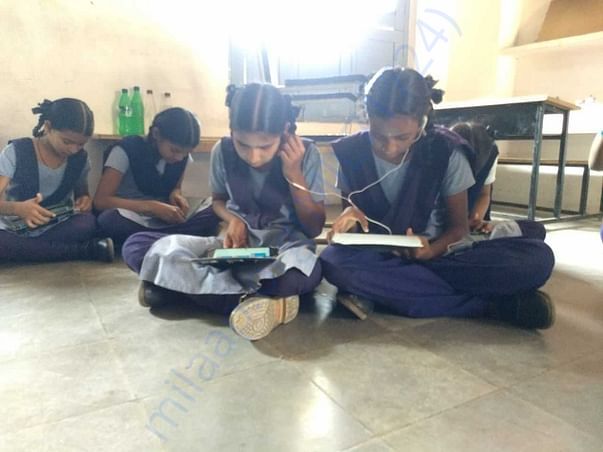 Students with Tablab2