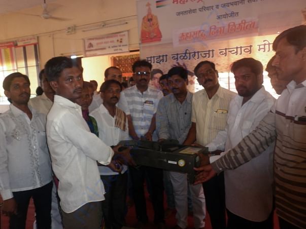 रोजगाराचे साधन म्हणून पापड मशीन,शिलाई मशीनचे वाटप