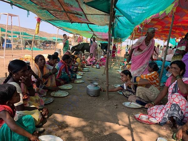 Balwant Foundation providing one time meal to farmers residing at camp