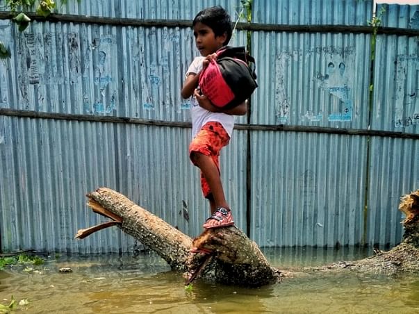 Help the flood victims to provide drinking water, food and medicine