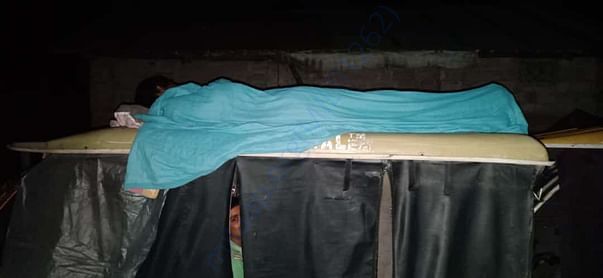 People are staying at e-rickshaw