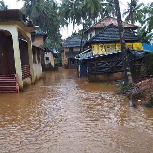 HOUSES ARE BADLY DAMAGED BECAUSE oF FLOOD
