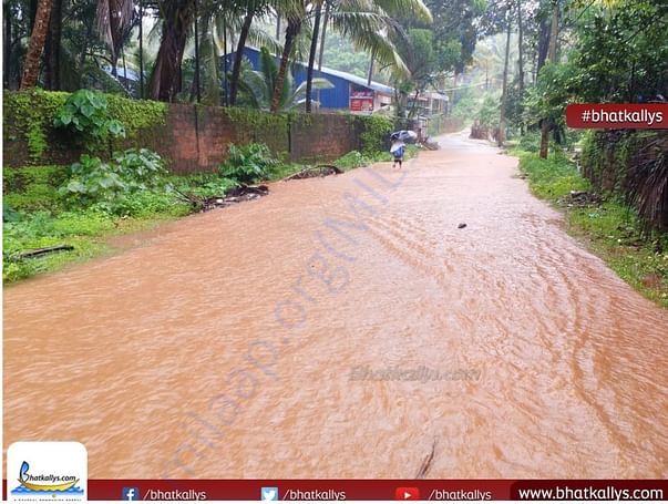 Helpless child suffering because of heavy rain..