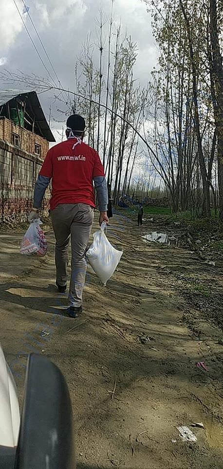 MIWF volunteers delivering Ration packets in Kashmir