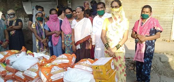 distributed 100 pckts of o1 month dry ration in borivali east to needy