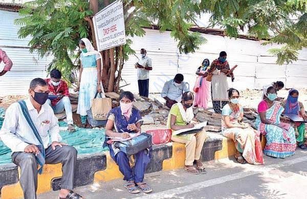 Doctors are awaiting to check and treat the patients who are in need