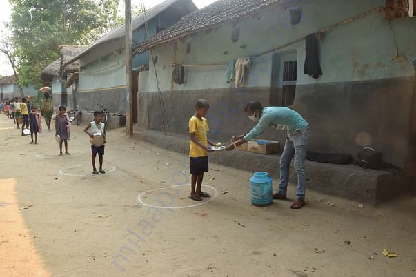 MANT volunteers feeding hungry children of santahli Tribals in Purulia