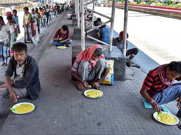 SUPPORT COVID-Homeless people consume meals distributor