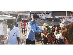 Help shikhar serve food to the daily wagers in gujrat during lockdown