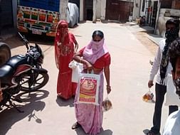 दैनिक मजदूरी कमाने वालों को भोजन वितरित करने में सहायता करें