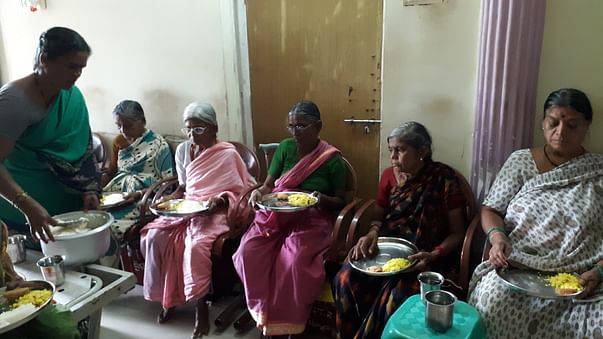 feeding hungry poor oldage women in oldagehome