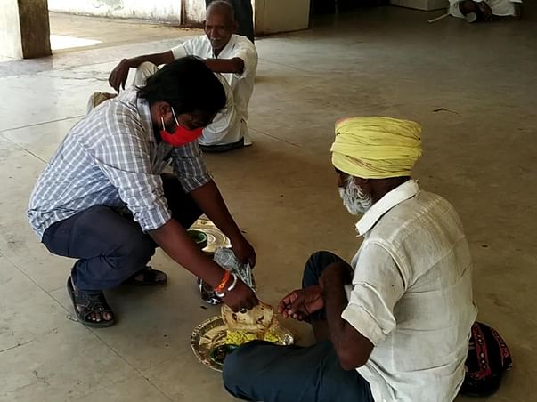 Matoshree Sevadham-Feeding food to Poor DailyWagers in lockdown