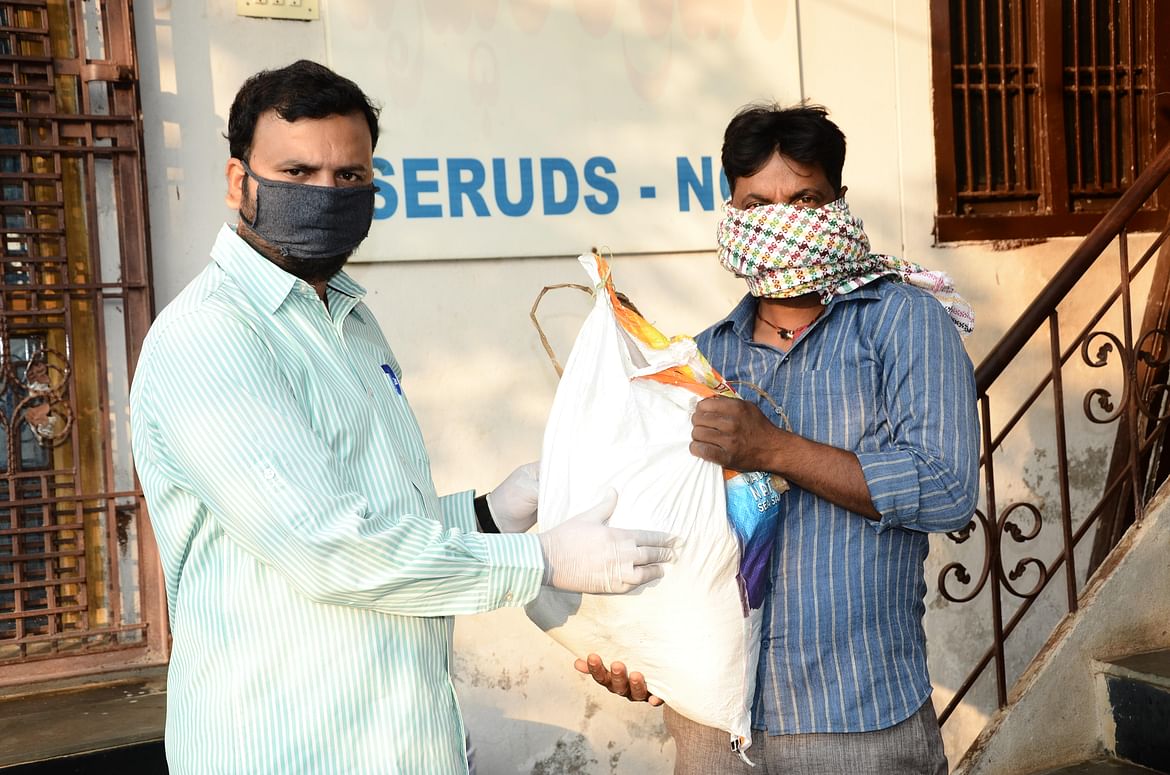 donating groceries poor people pandemic coronavirus covid19 milaap