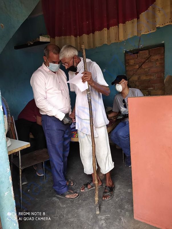 Handing over cash support to the elderly person