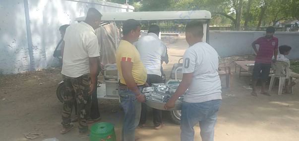 Distributing meal boxes