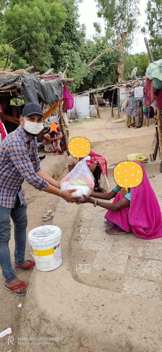 Ration given to migrant workers of Bihar