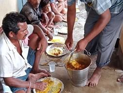 बाढ पिड़ित सरैया के सामुदायिक रसोई और वंचितो के लिए धन जुटाने मे मदद
