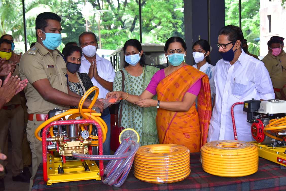 Mayor Smt Soumini Jain handing over the sprayer pumps.