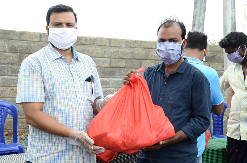 Dailywage earners getting groceries kits during lockdown in india from seruds