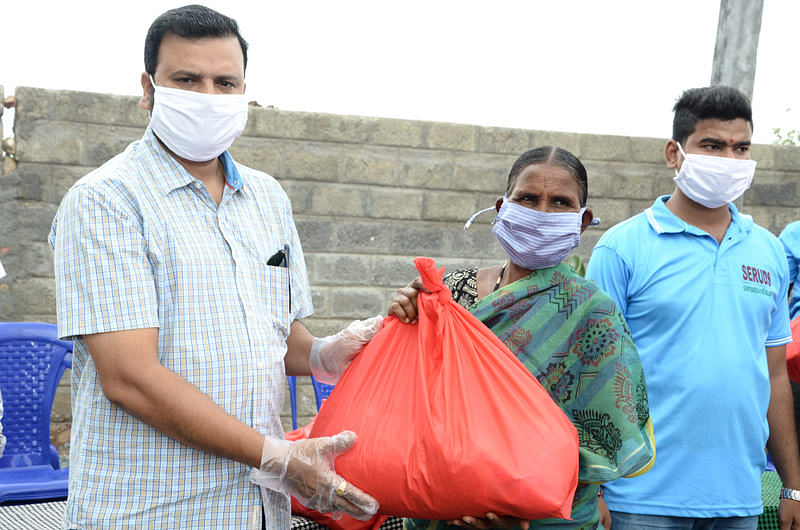 Seruds charity helping migrant workers by donating covid19 relief groceries