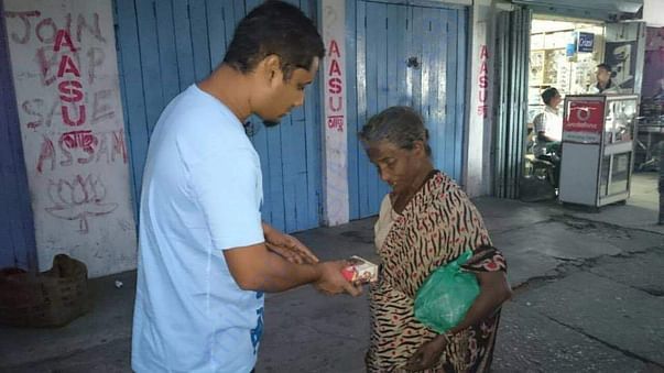Distributing Food to the homeless