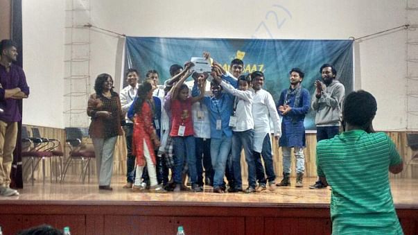 Sunrise stars getting an award for the best screen play at Dramebazz