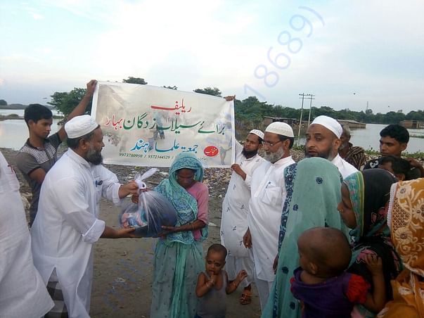jamiat workers working in flood area